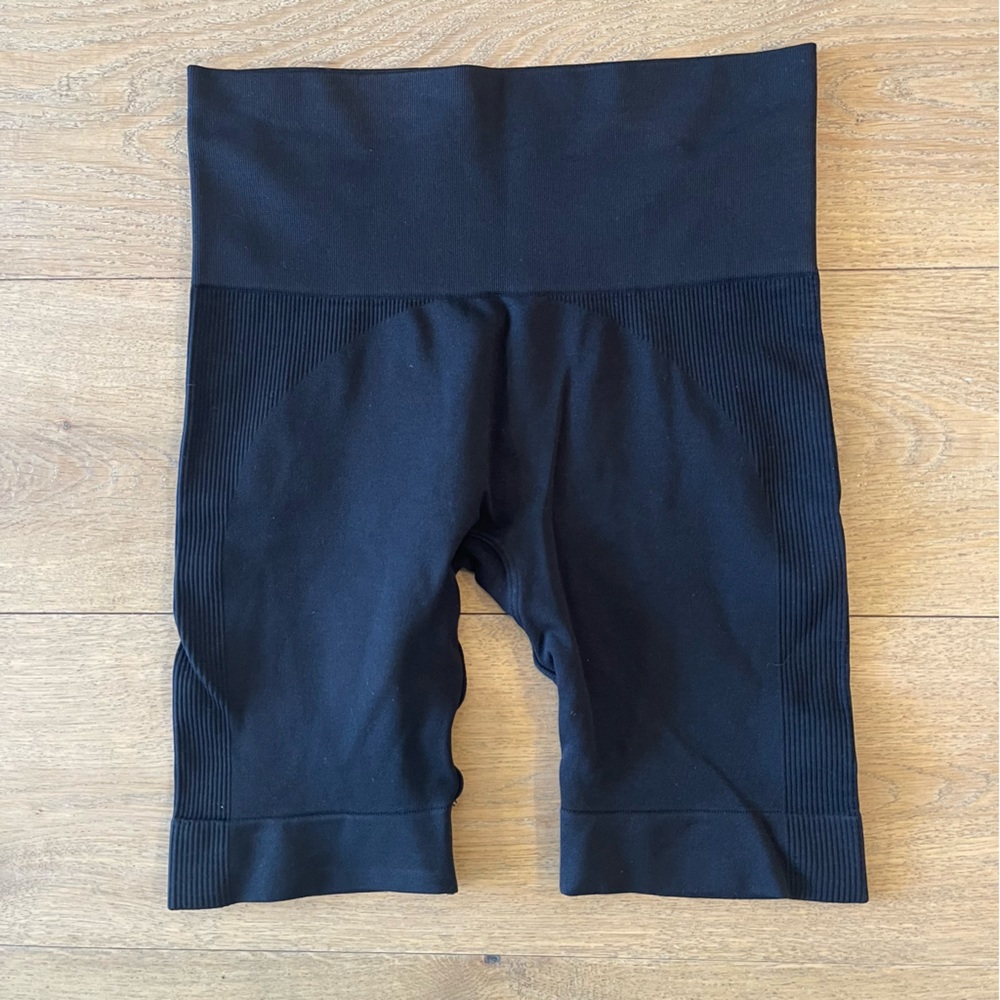 LIKE NEW - Set Active Black Onyx Bike Shorts